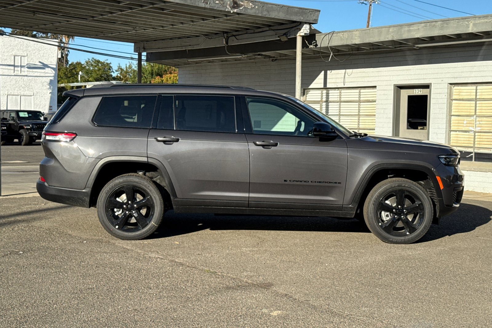 New 2025 Jeep Grand Cherokee L Altitude image 2
