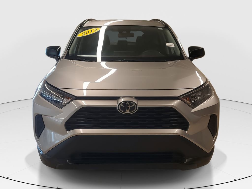Used 2019 Toyota RAV4 LE image 2