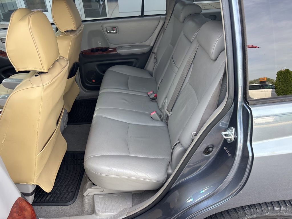 Used 2005 Toyota Highlander 2WD V6 w/ 3rd Row image 9