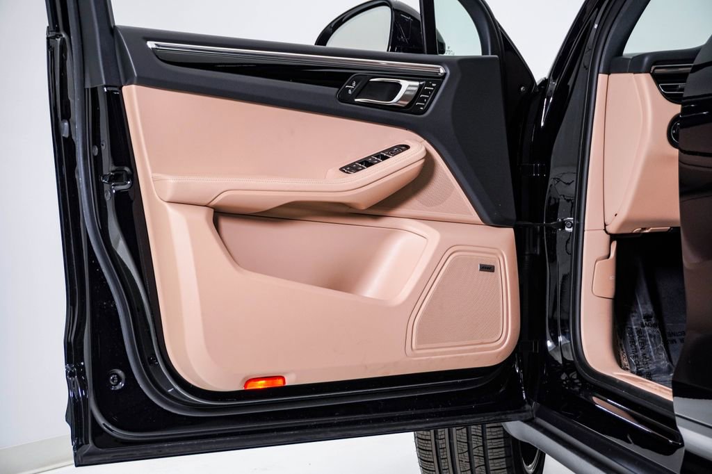 Certified 2025 Porsche Macan image 23