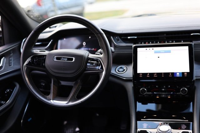 Used 2022 Jeep Grand Cherokee Overland w/ Luxury Tech Group IV image 15