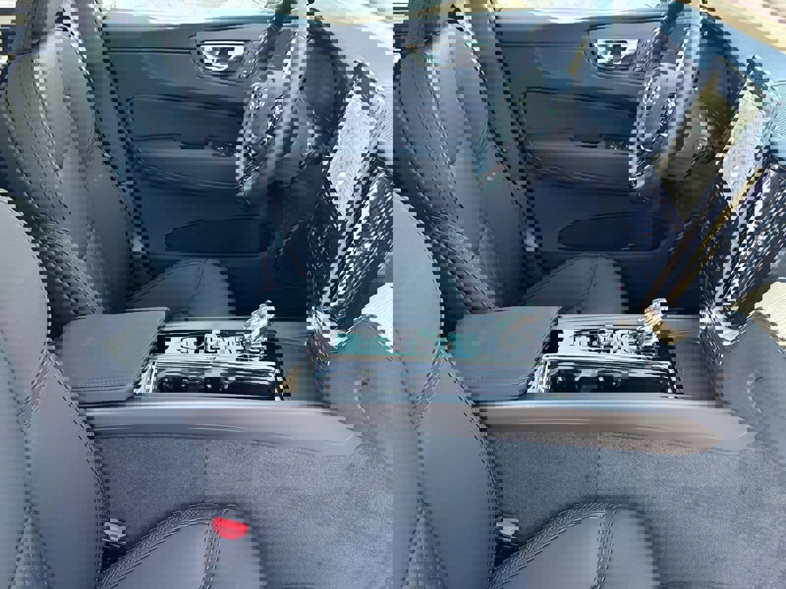 New 2026 Volvo XC60 B5 Plus w/ Climate Package image 5