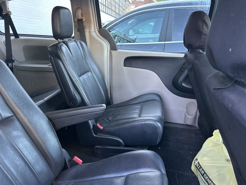 Used 2013 Chrysler Town & Country Touring FWD image 11