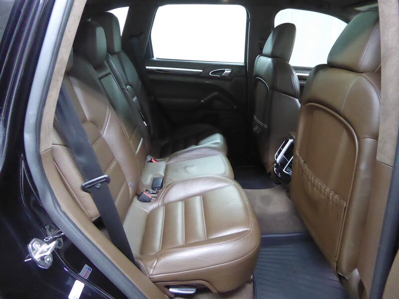 Used 2015 Porsche Cayenne Turbo image 31