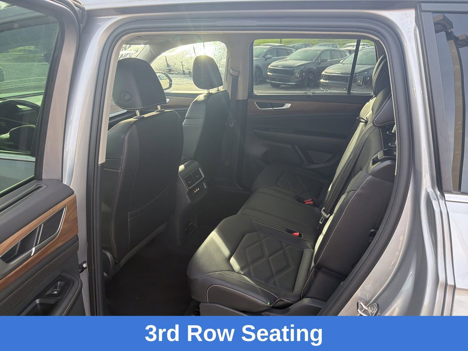 Used 2025 Volkswagen Atlas SE AWD/4WD image 17