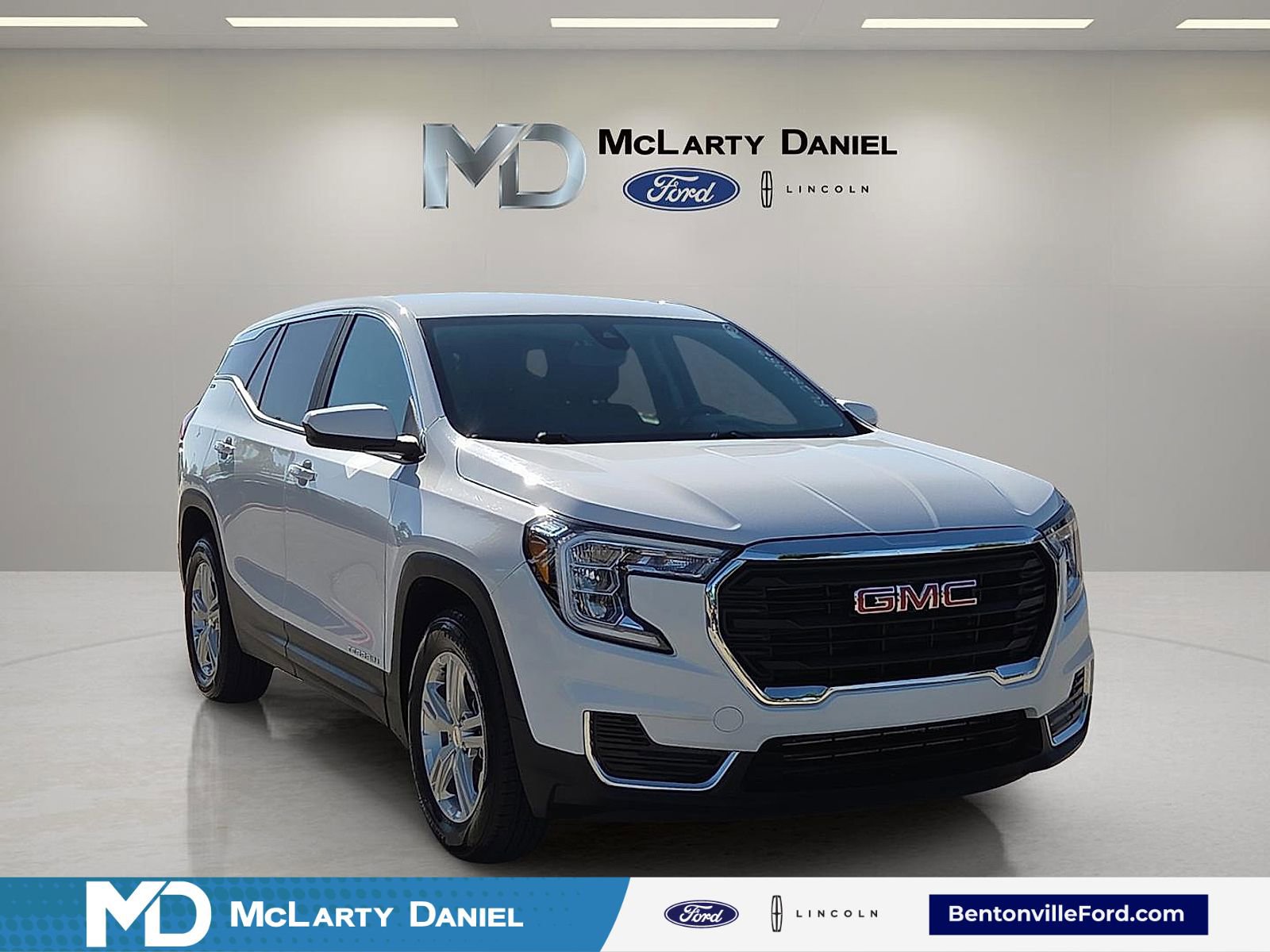 Used 2024 GMC Terrain SLE FWD image 1