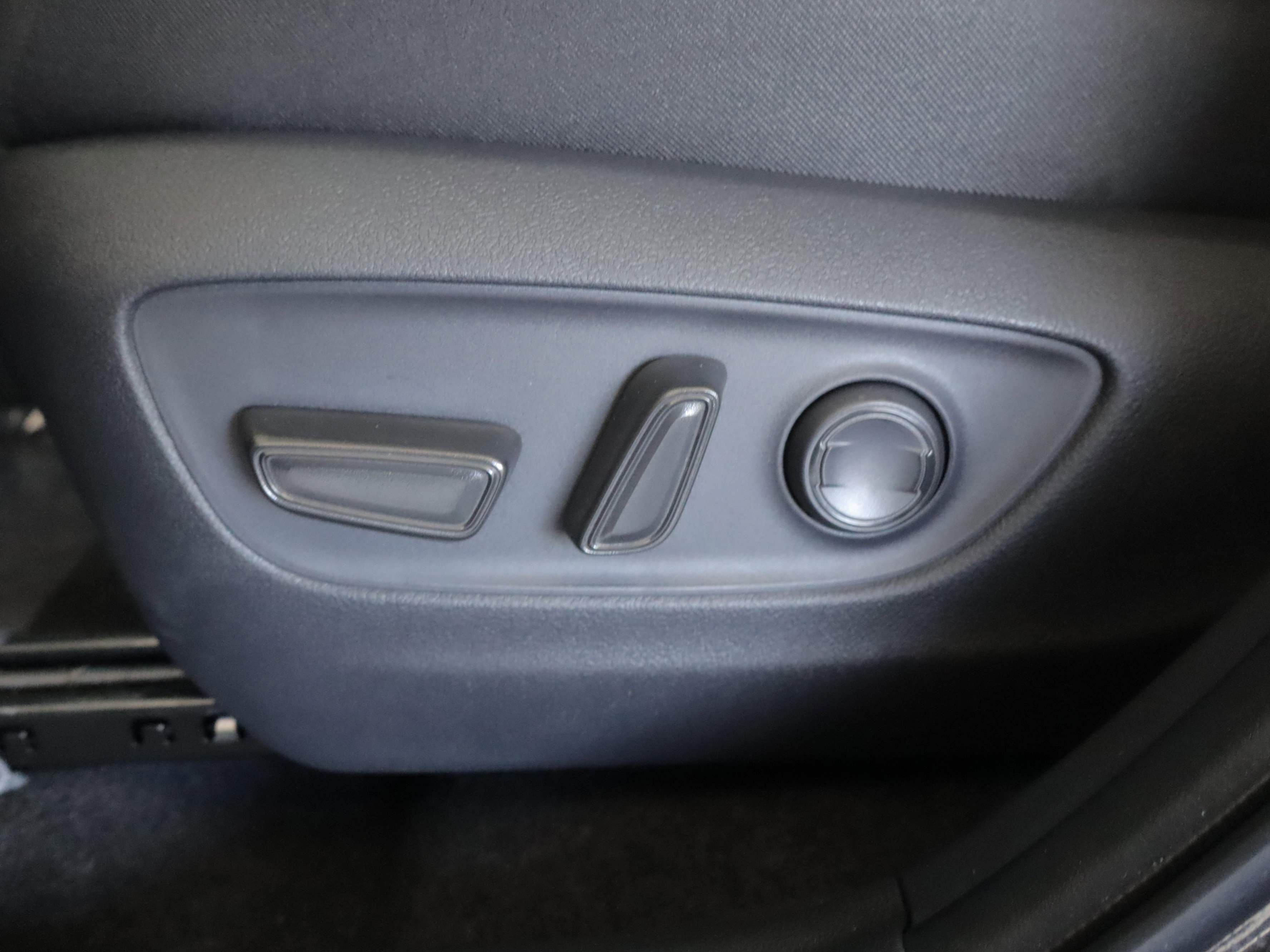 Used 2025 Toyota RAV4 XLE AWD/4WD image 12