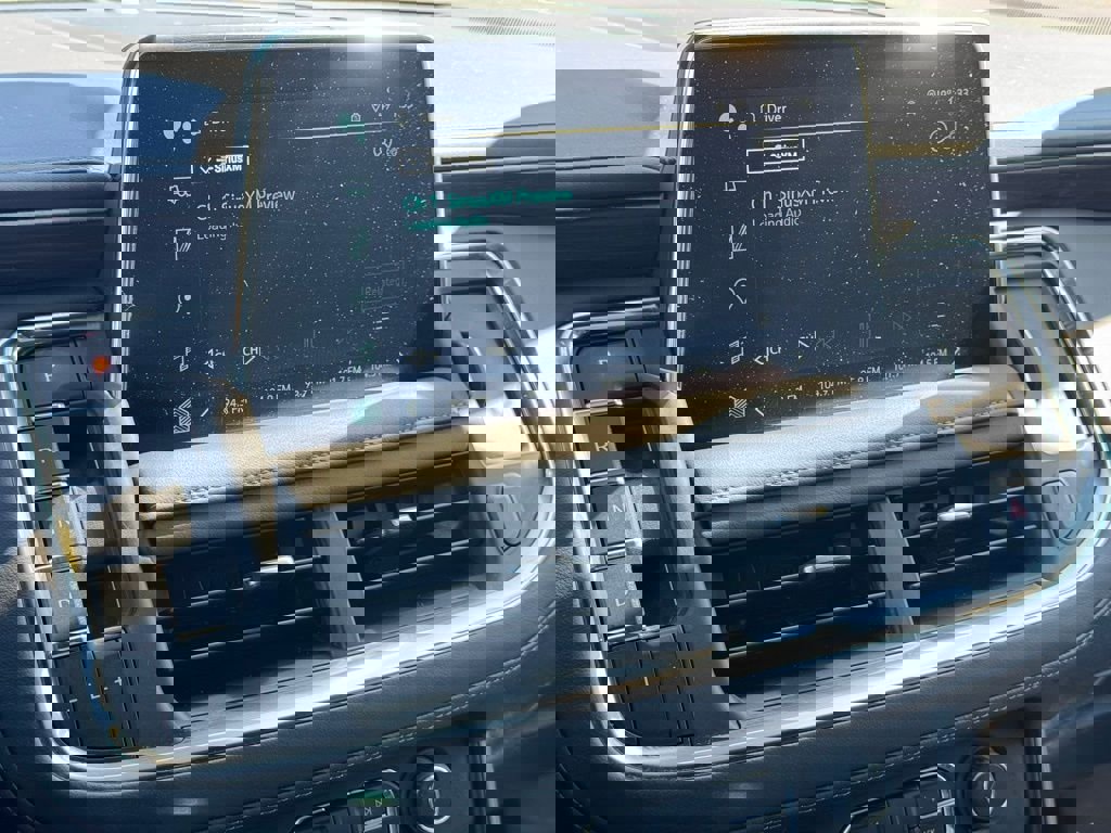 Used 2024 Chevrolet Suburban LT image 31