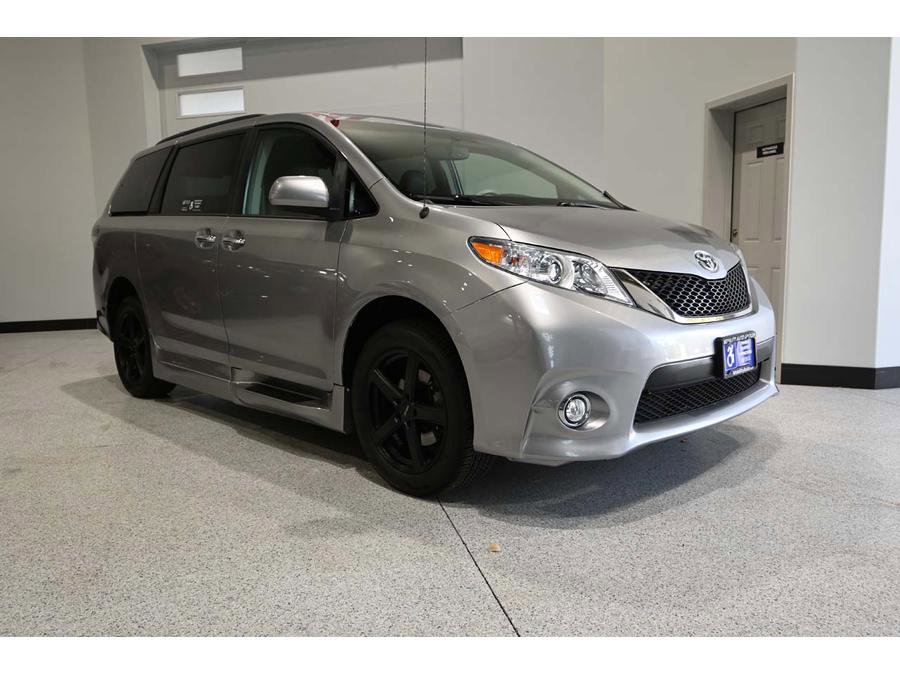 Used 2013 Toyota Sienna SE image 3