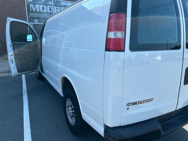 Used 2017 Chevrolet Express 2500 RWD image 3