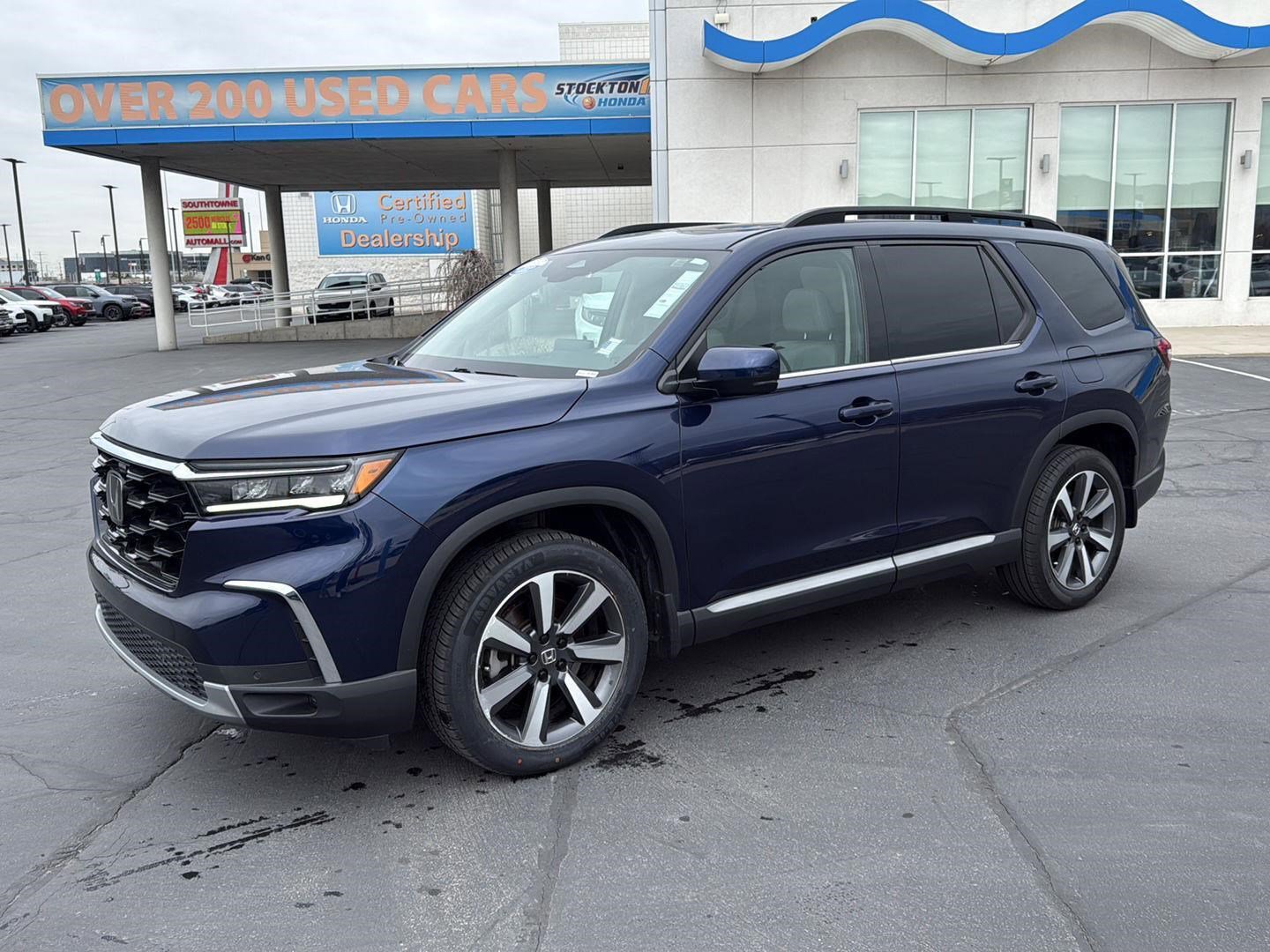 Certified 2023 Honda Pilot Touring image 2