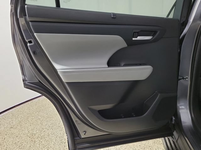 Used 2023 Toyota Highlander XLE FWD image 17