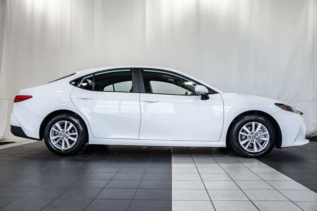 Used 2025 Toyota Camry LE image 3