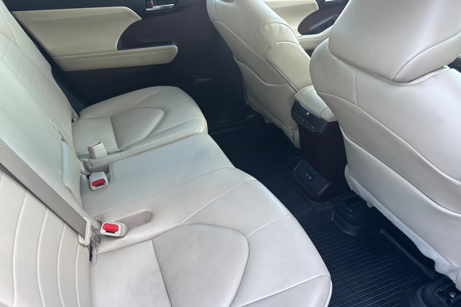 Used 2022 Toyota Highlander XLE AWD/4WD image 34