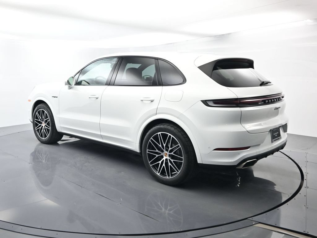 Certified 2025 Porsche Cayenne E-Hybrid w/ Premium Package Plus AWD/4WD image 3
