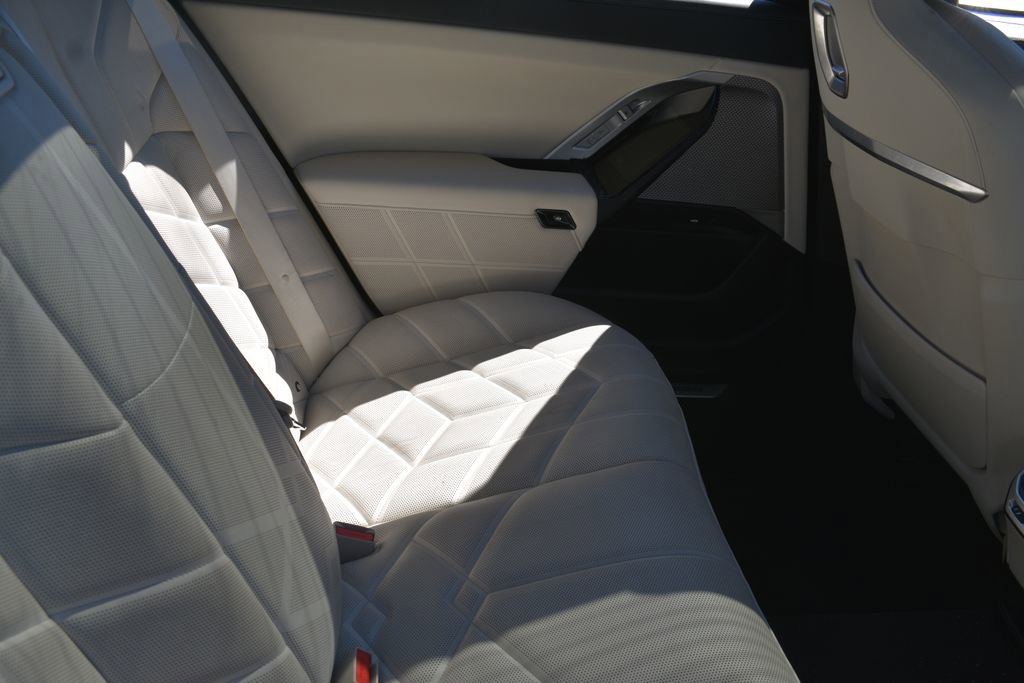 Used 2025 BMW 760i xDrive w/ Executive Package image 30