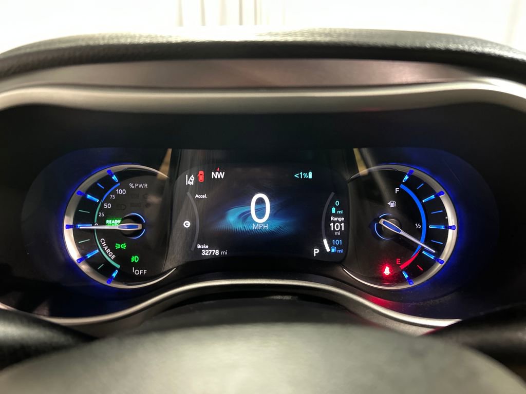 Used 2024 Chrysler Pacifica Select image 16