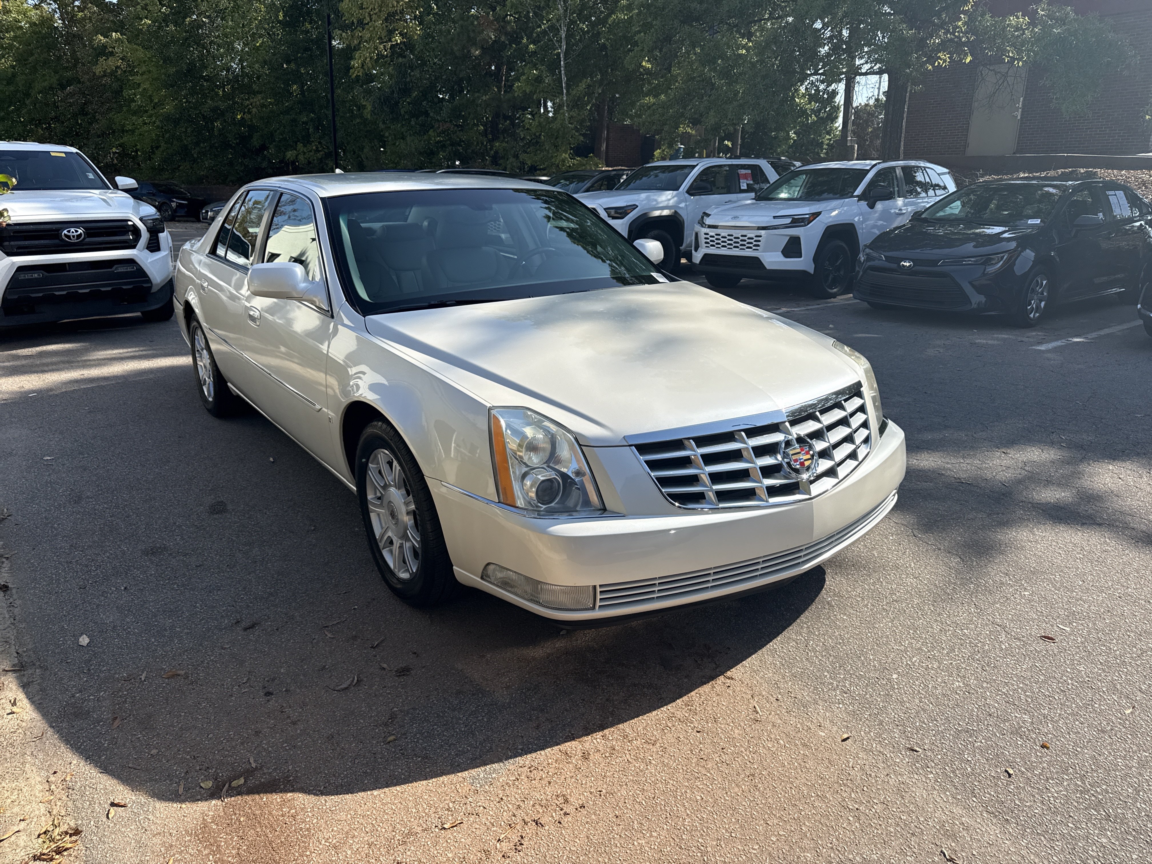 Used 2009 Cadillac DTS w/ Trunk Convenience Package FWD image 2