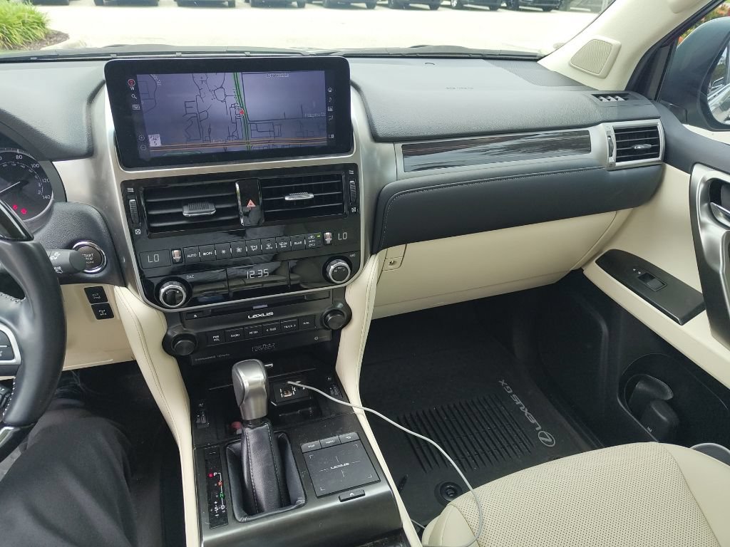 Used 2023 Lexus GX 460 Premium w/ Accessory Package AWD/4WD image 12