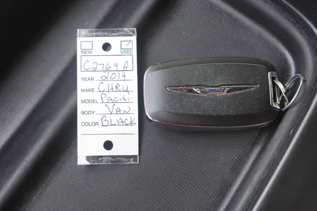 Used 2019 Chrysler Pacifica Touring-L w/ S Appearance Package FWD image 33