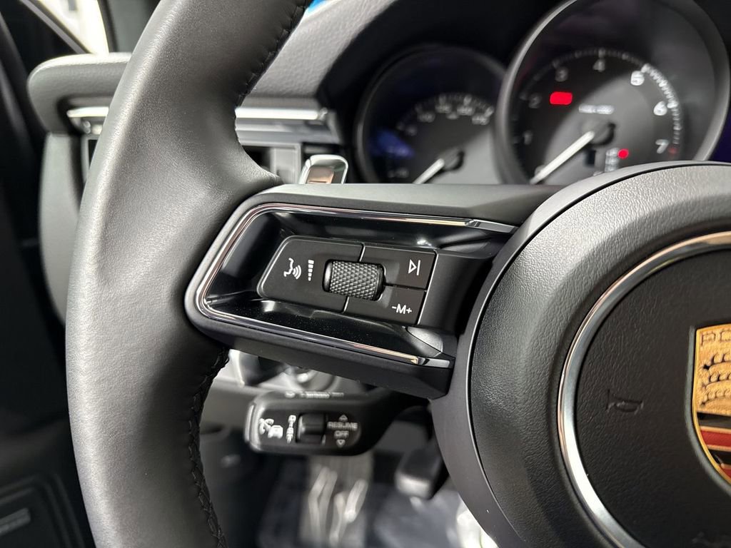 Certified 2025 Porsche Macan image 38