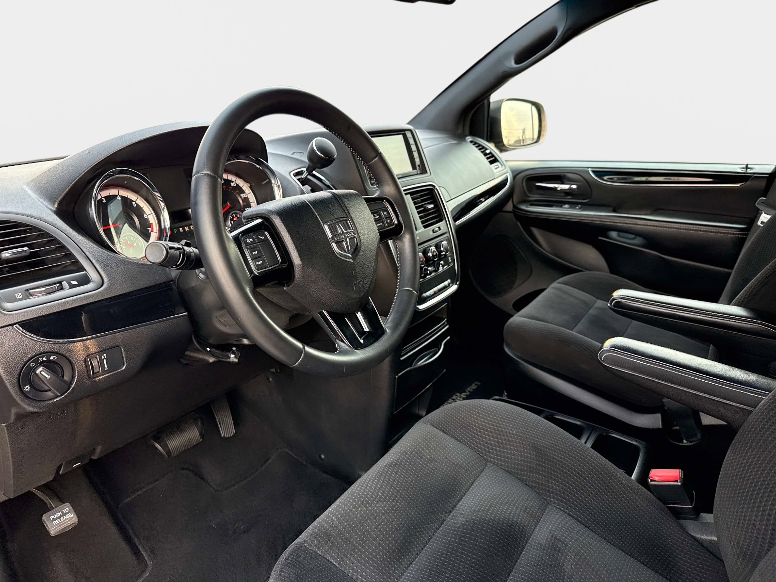 Used 2017 Dodge Grand Caravan SE image 30