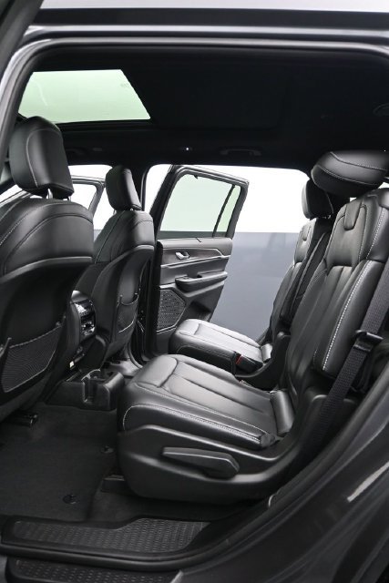Used 2025 Jeep Grand Cherokee L Limited w/ Luxury Tech Group II AWD/4WD image 8