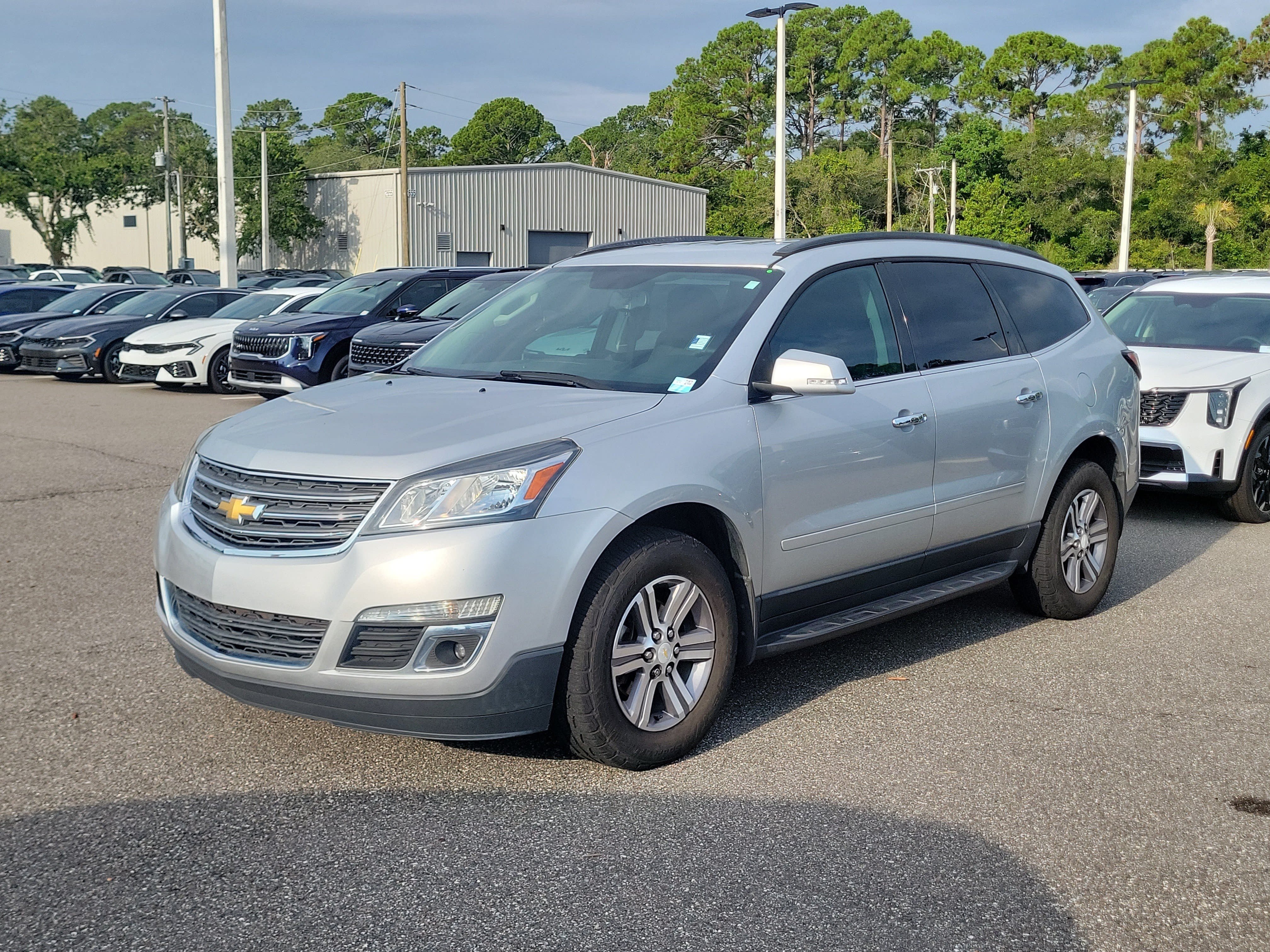 Used 2017 Chevrolet Traverse LT FWD image 3