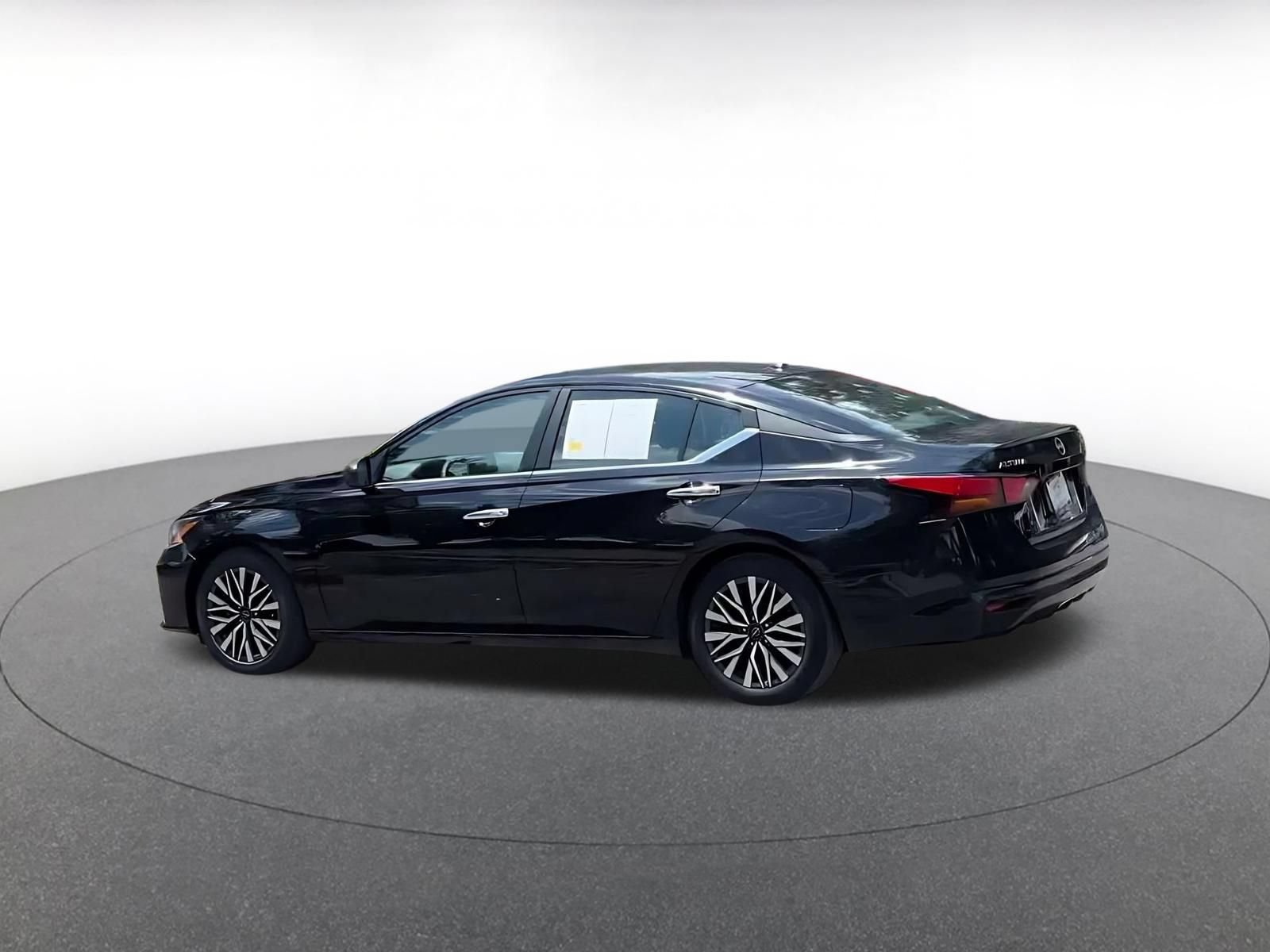 Used 2025 Nissan Altima 2.5 SV FWD image 8