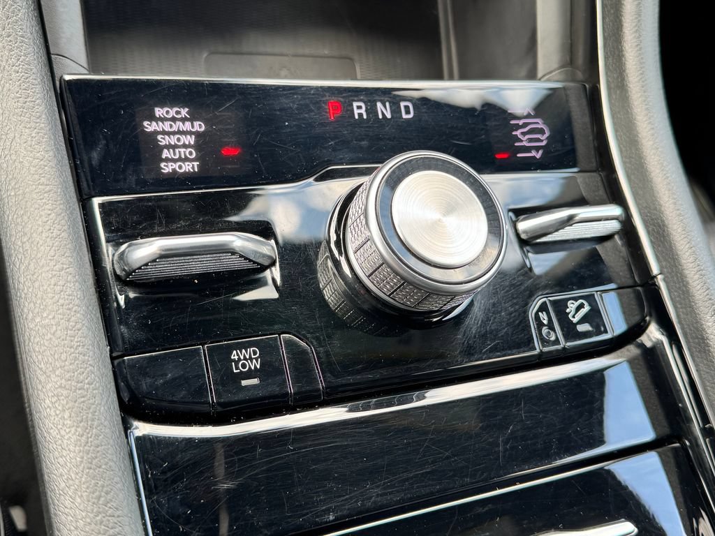 Used 2023 Jeep Grand Cherokee Overland w/ Luxury Tech Group IV AWD/4WD image 28
