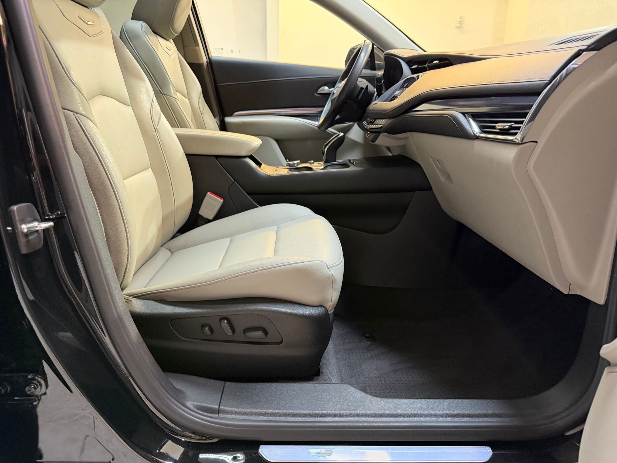 Used 2023 Cadillac XT4 Luxury FWD image 48