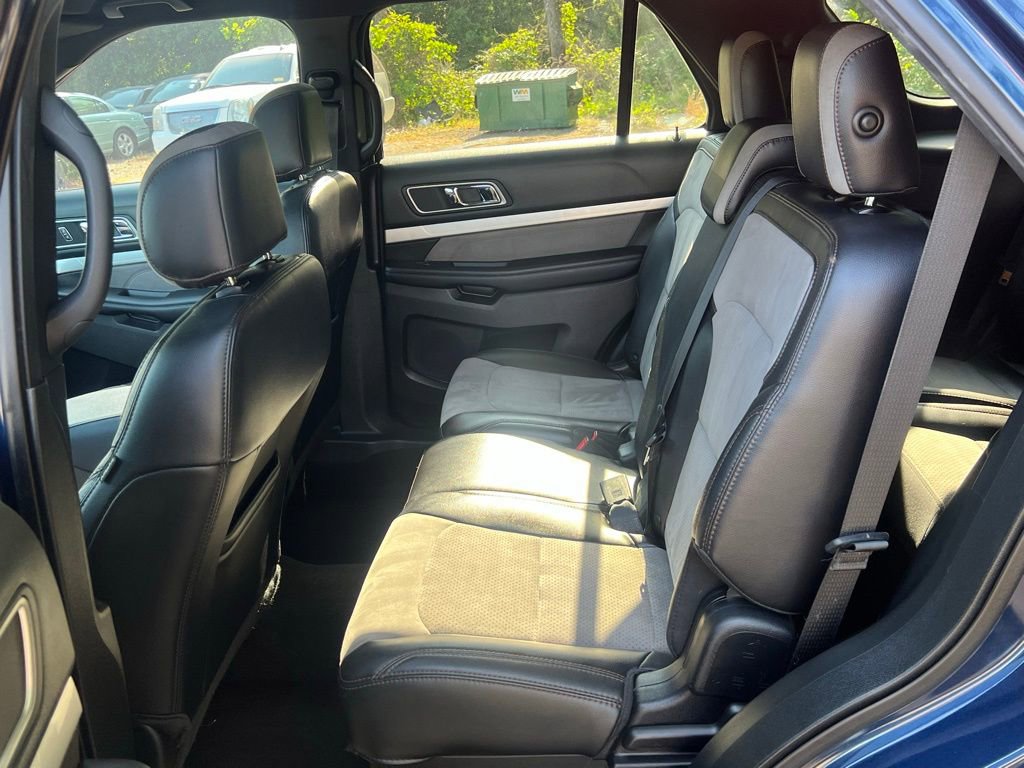 Used 2017 Ford Explorer XLT w/ Equipment Group 202A FWD image 12