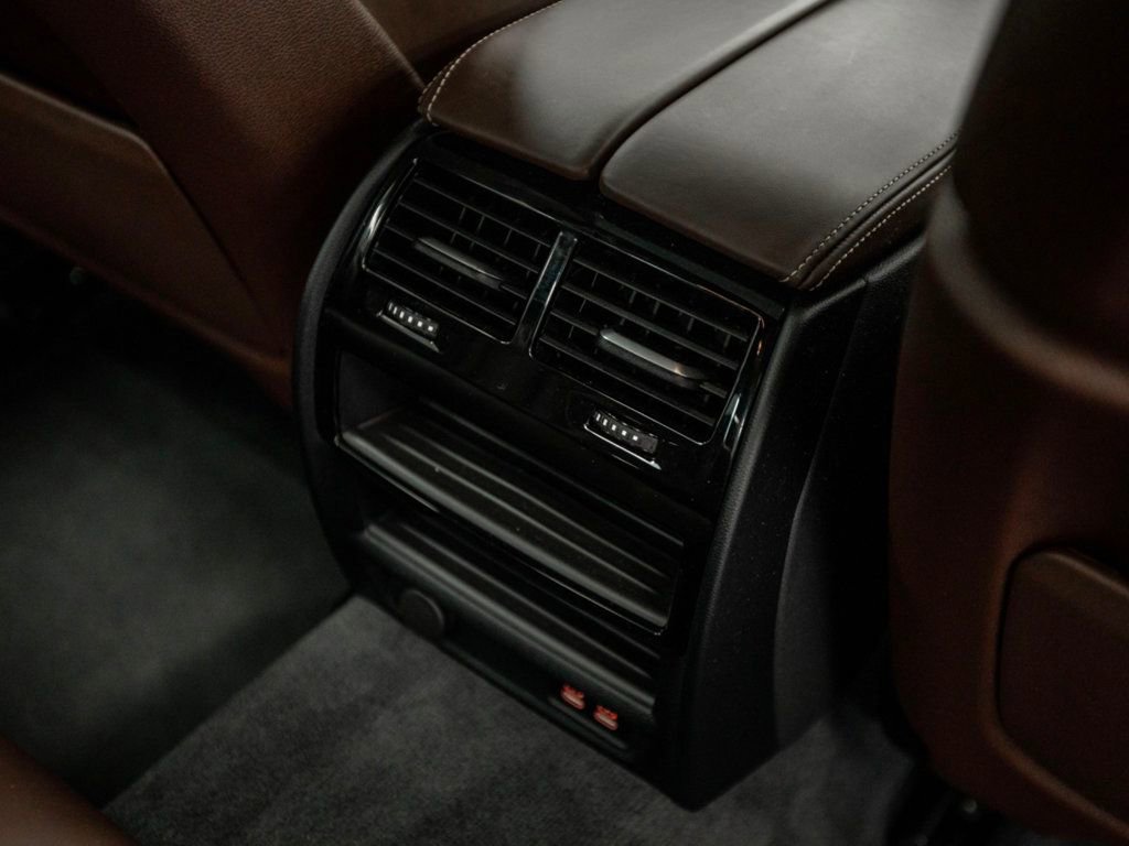 Used 2022 BMW M550i xDrive w/ Dynamic Handling Package image 33