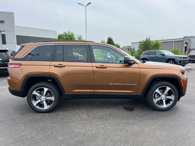 New 2026 Jeep Grand Cherokee Limited w/ Luxury Tech Group II AWD/4WD image 9