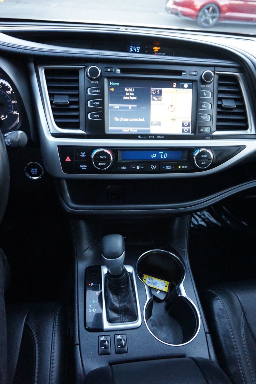 Used 2017 Toyota Highlander SE FWD image 30