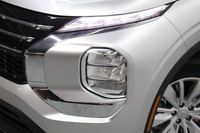 New 2026 Mitsubishi Outlander ES FWD image 2