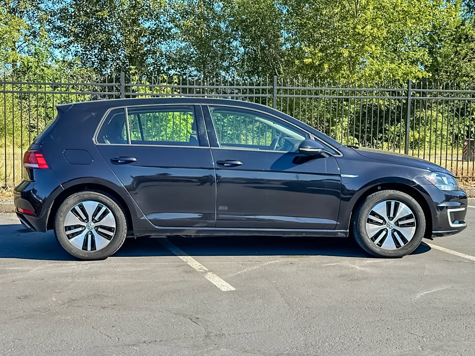 Used 2019 Volkswagen e-Golf SE w/ Driver Assistance Package FWD image 2