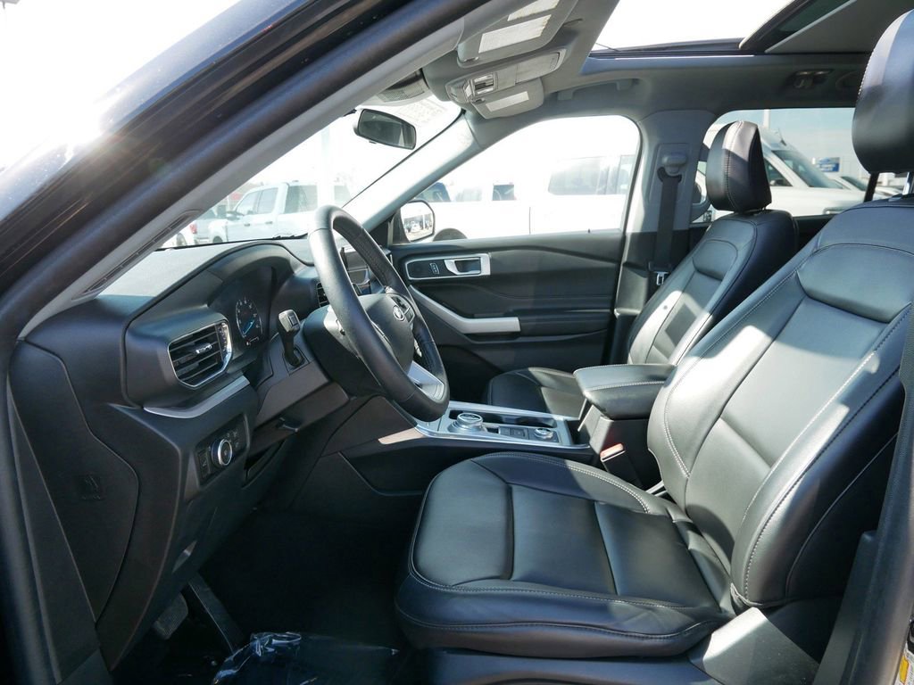 Used 2023 Ford Explorer XLT w/ Equipment Group 202A image 7