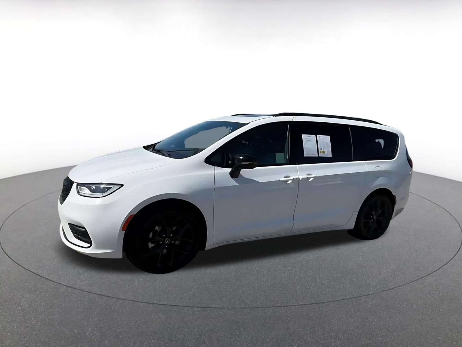 Used 2025 Chrysler Pacifica Limited FWD image 7