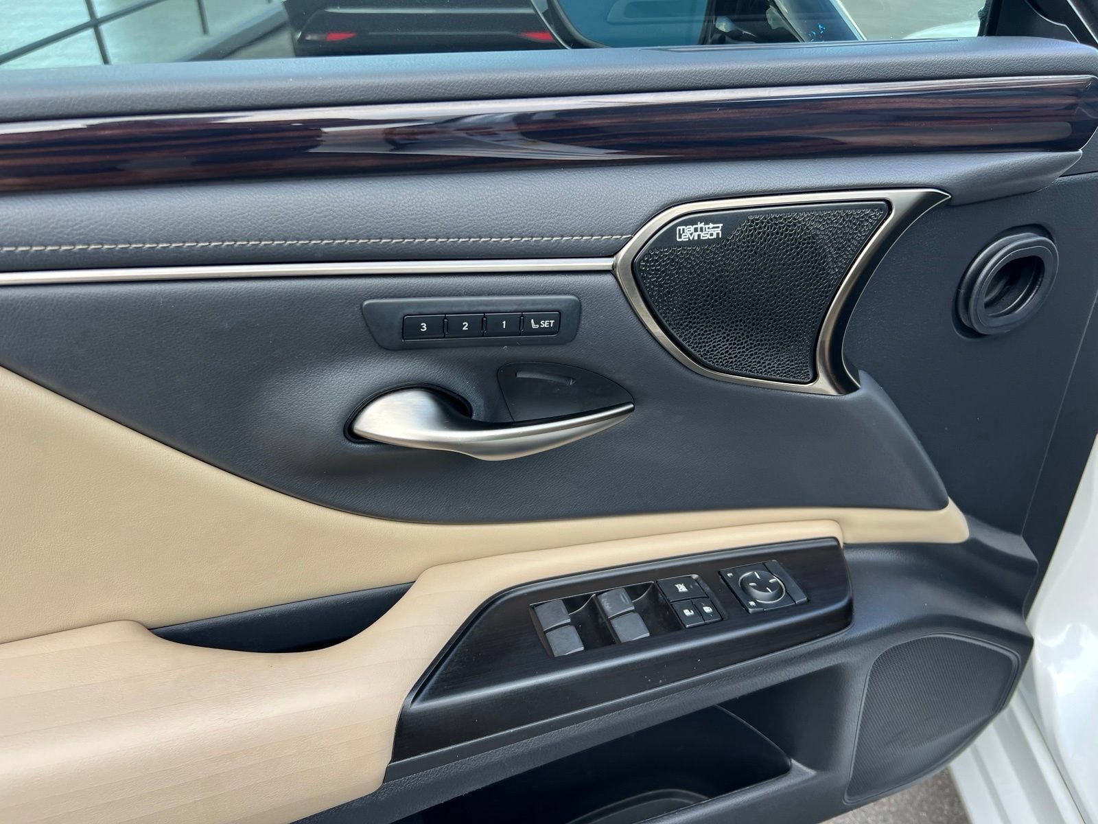 Used 2019 Lexus ES 300h Ultra Luxury w/ Accessory Package 2 FWD image 31