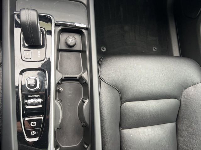 Used 2020 Volvo XC60 T8 Momentum image 13