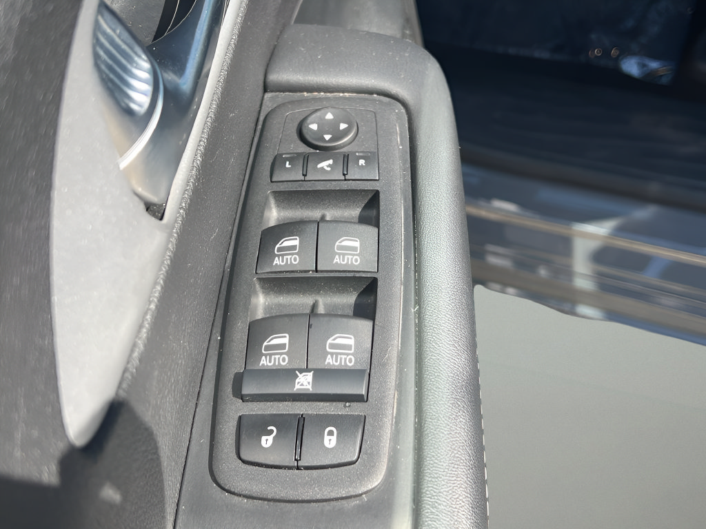 Used 2025 Chrysler Pacifica Limited FWD image 14
