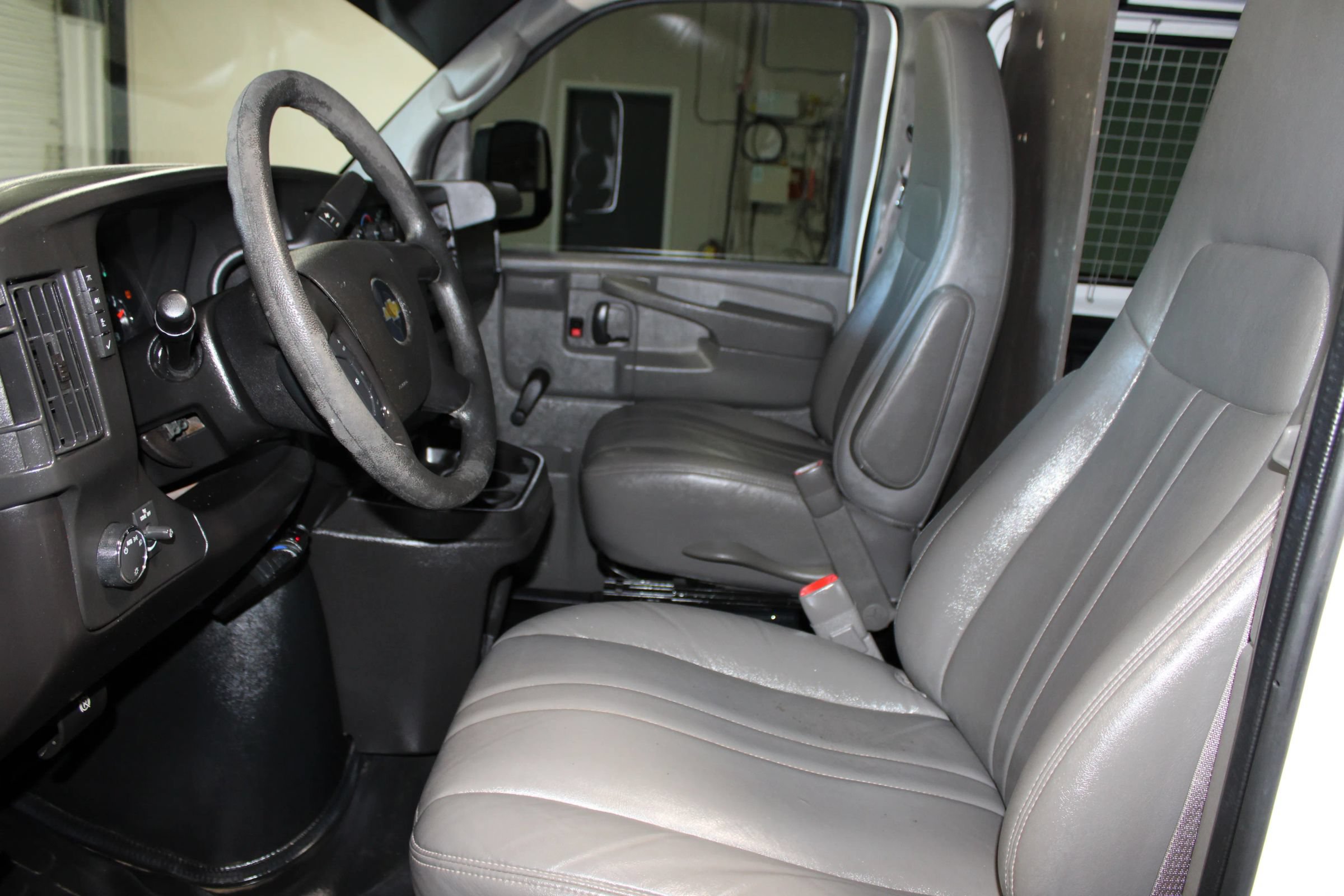 Used 2011 Chevrolet Express 2500 RWD image 16