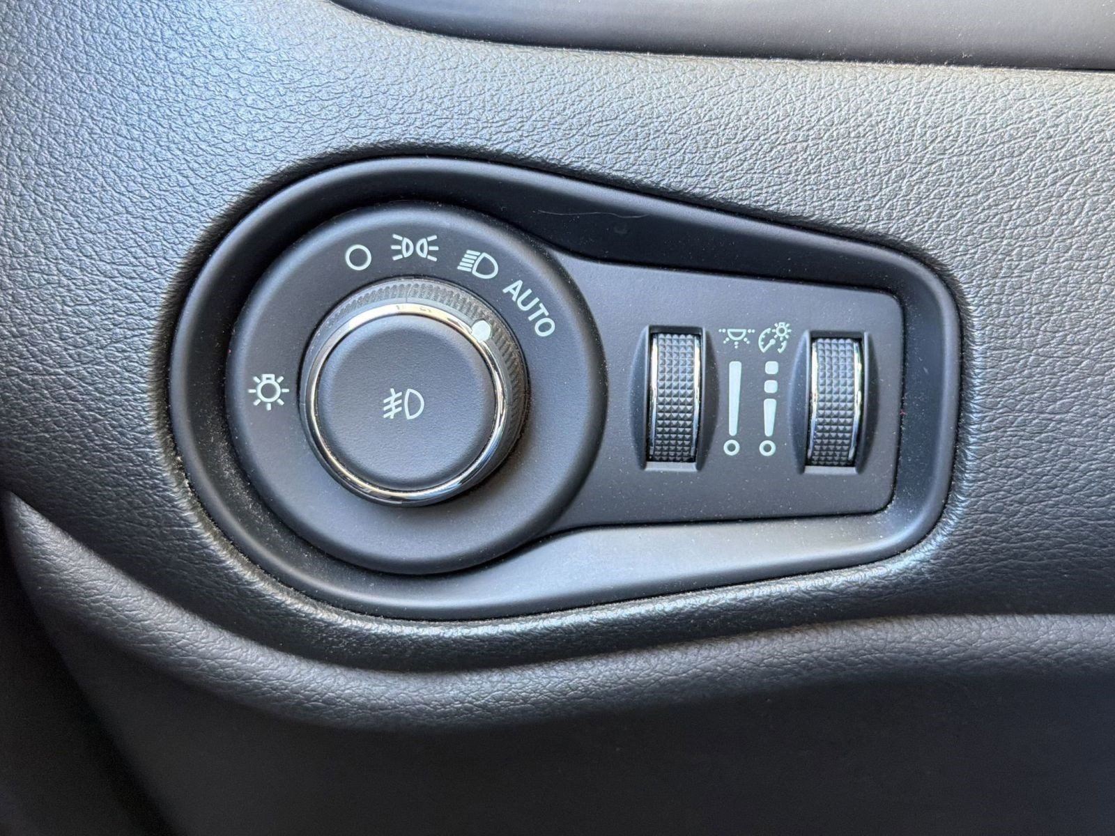 Used 2017 Jeep Renegade Latitude image 18