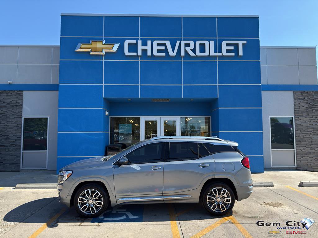 Used 2023 GMC Terrain Denali image 1