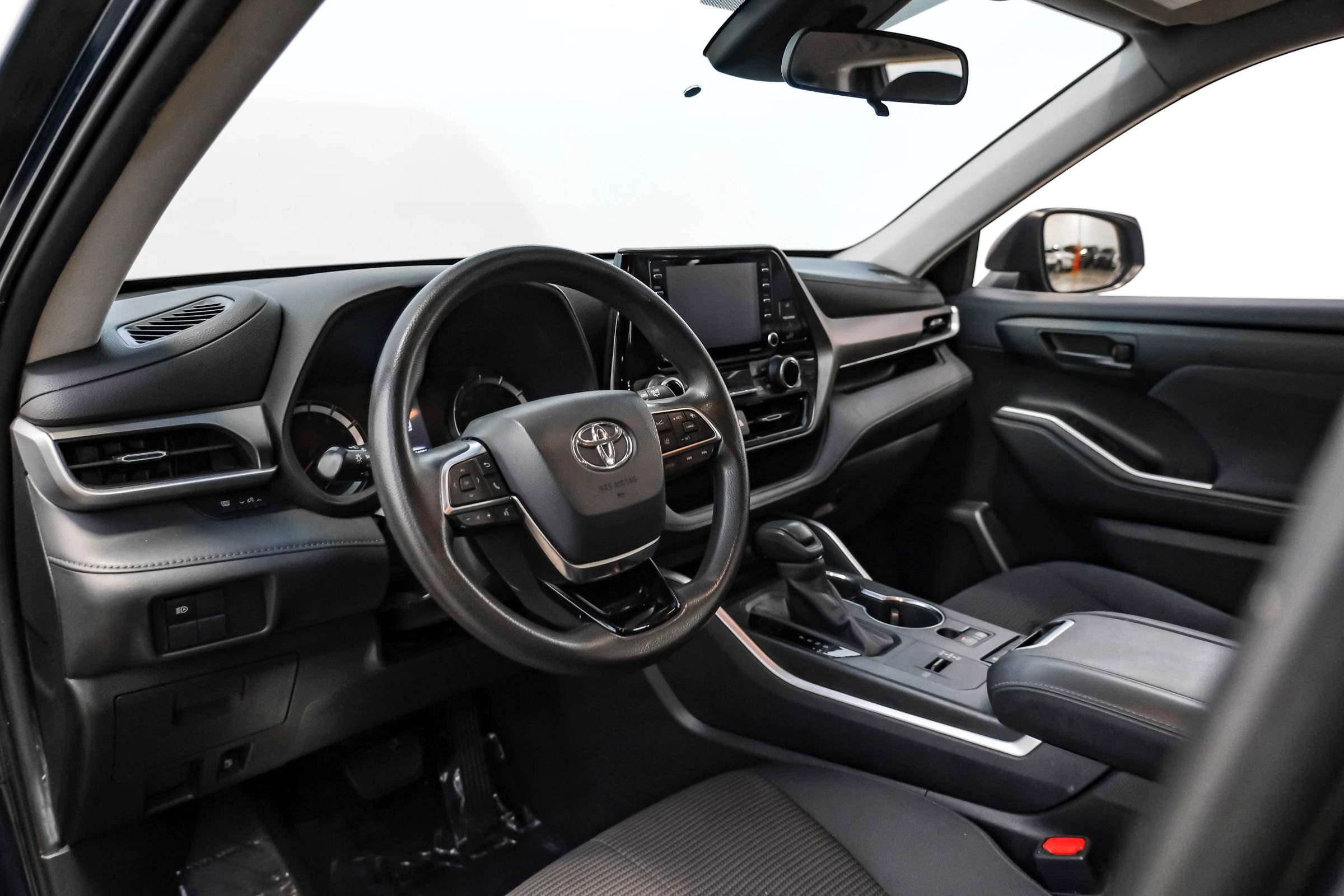 Used 2020 Toyota Highlander L FWD image 10