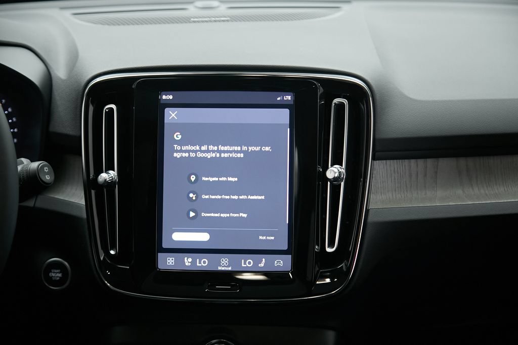 Certified 2023 Volvo XC40 B5 Plus w/ Driver Assist Package AWD/4WD image 28
