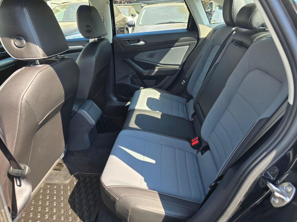 Certified 2025 Volkswagen Jetta SE FWD image 17