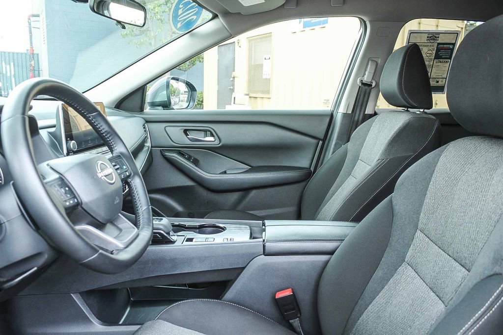 Used 2025 Nissan Rogue SV FWD image 22