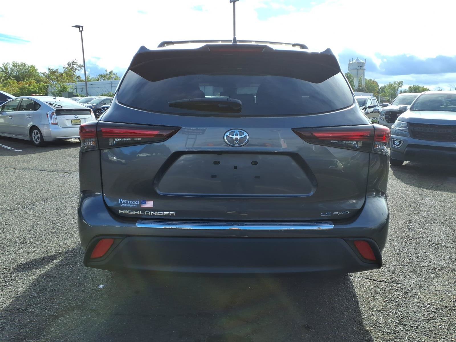 Used 2024 Toyota Highlander LE AWD/4WD image 4